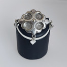 Kalevala koru, vintagesolki , Rintakoru , hopeoitu korumetalli