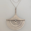 NW / Tapio Wirkkala , (iso) Kuunsirppi -riipus, Hopeaa -72