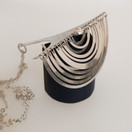 NW / Tapio Wirkkala , (iso) Kuunsirppi -riipus, Hopeaa -72