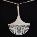 NW / Tapio Wirkkala , (iso) Kuunsirppi -riipus, Hopeaa -72