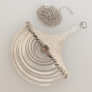 NW / Tapio Wirkkala , (iso) Kuunsirppi -riipus, Hopeaa -72