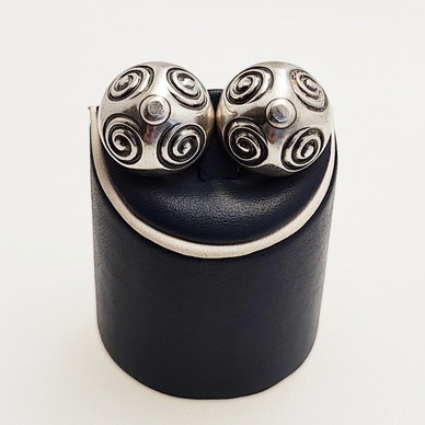 Kalevala Koru, Halikon kääty korvakorut, spiraali, tappikiinnitys, Hopeaa-97