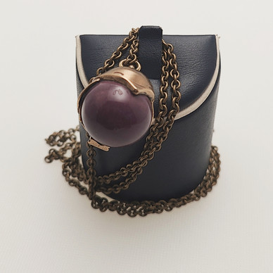 Kalevala Koru, iso Tintti riipus , liila kivi, Kaulakoru Pronssia