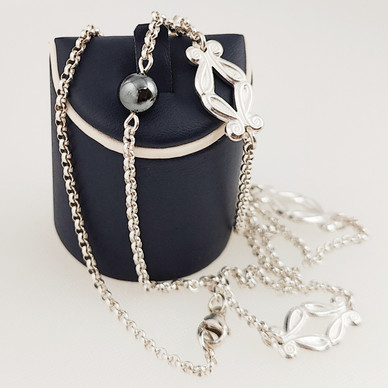 Kalevala koru, Mari Saari, Iris -kääty, hematiitit, Kaulakoru  Hopeaa