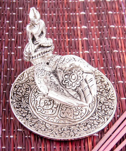 Suitsukepidike alumiinia 'Giving Hands' 9cm