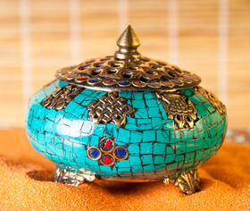 Suitsukepoltin messinkiä '8 Lucky Symbols' 10*11cm