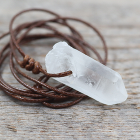 Kaulakoru 'Vuorikidekärki' ruskealla nyörillä