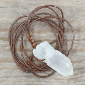 Kaulakoru 'Vuorikidekärki' ruskealla nyörillä