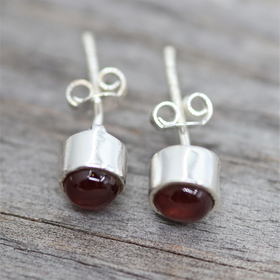 Korvakorut Granaatti 'Round' (925 hopea)