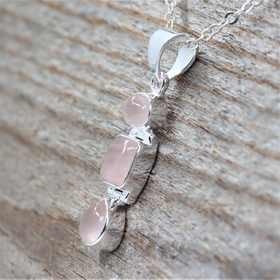 Riipus Ruusukvartsi 'Trio' 47mm (Hopea)