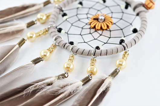 Unisieppari 'Little Grey Feather & Golden Pearls' Ø8cm/20cm