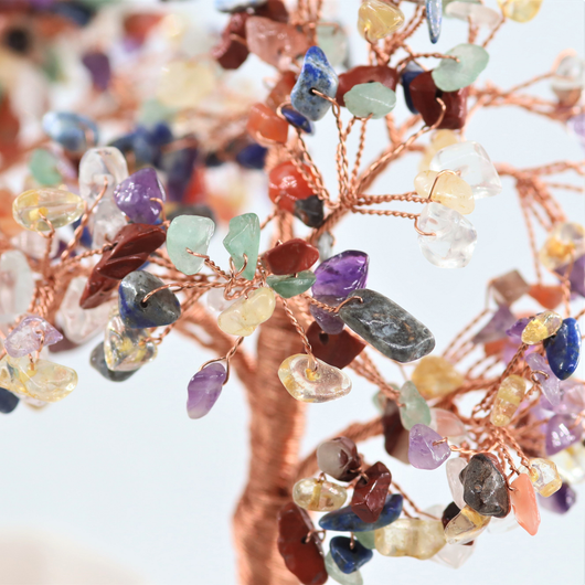 Kivipuu 'Chakra Gem Tree' keraamisella jalustalla 15cm