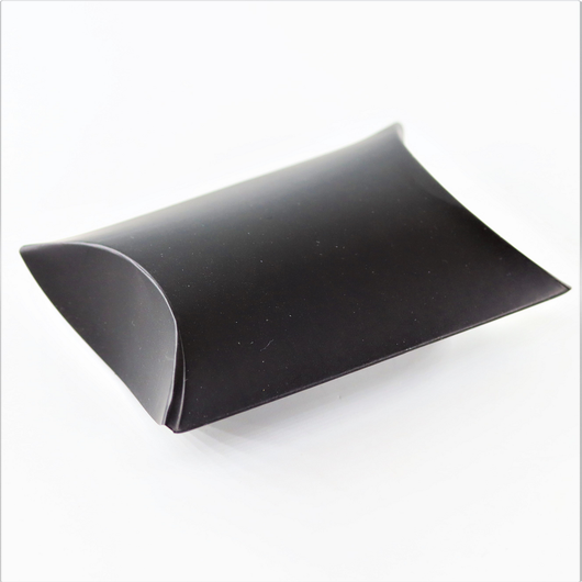 Lahjarasia pahvinen 'Pillow' musta 90*60*25mm