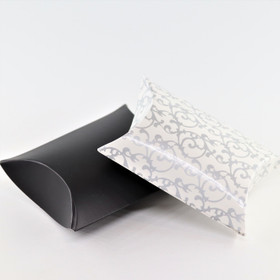 Lahjarasia pahvinen 'Pillow' valkoinen kuviollinen 90*60*25mm