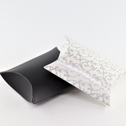 Lahjarasia pahvinen 'Pillow' valkoinen kuviollinen 90*60*25mm