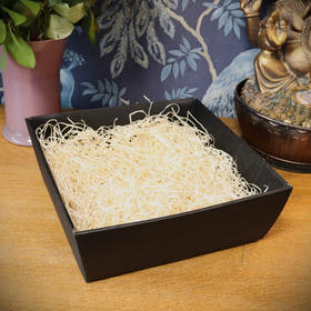 Lahjapaketointi kartonkiseen lahjakoriin