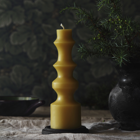 Mehiläisvahakynttilä 'Aina' hunaja 18,5cm