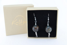 Kulkija Design: Kivihelmi Korvakorut Haukansilmä