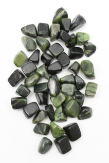 Jade Nefriitti 'Kulmikas' hiottu 20-30mm