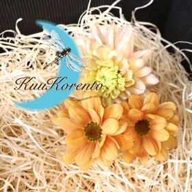 Lahjapaketointi kartonkiseen lahjakoriin