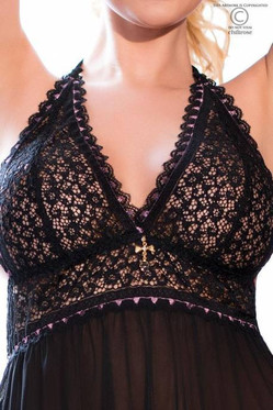 Kurveja korostava musta babydoll, kepeällä kellohelmalla