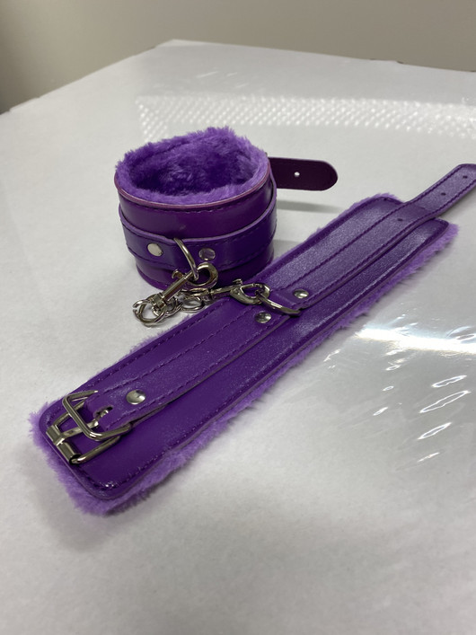 Käsikahleet keinonahkaa - sisäpuolella pehmuste