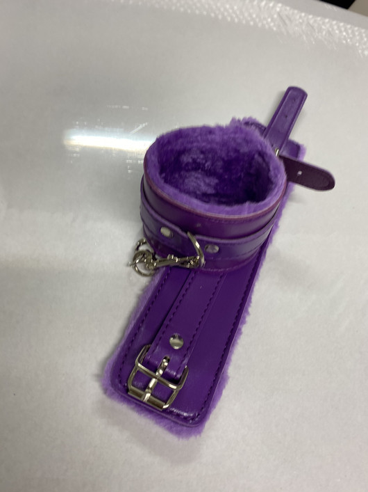 Käsikahleet keinonahkaa - sisäpuolella pehmuste