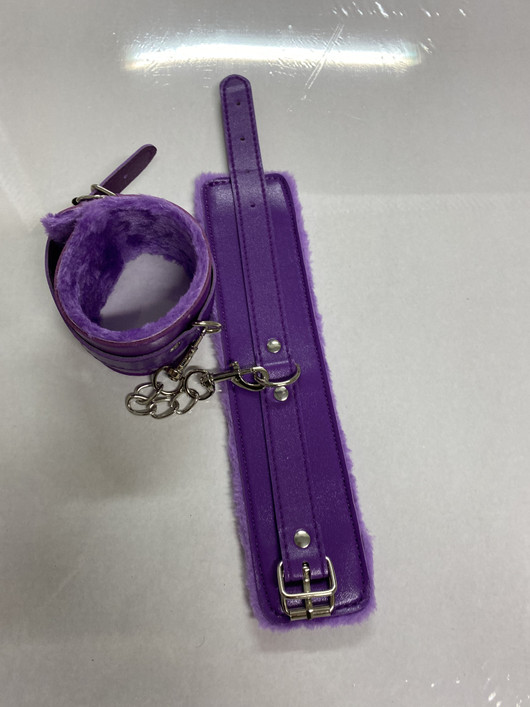 Käsikahleet keinonahkaa - sisäpuolella pehmuste