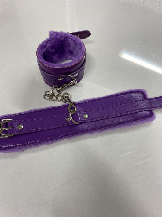 Käsikahleet keinonahkaa - sisäpuolella pehmuste