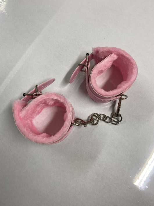 Pinkit pehmustetut käsikahleet fake nahkaa