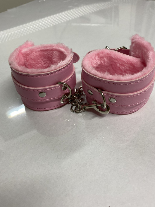 Pinkit pehmustetut käsikahleet fake nahkaa