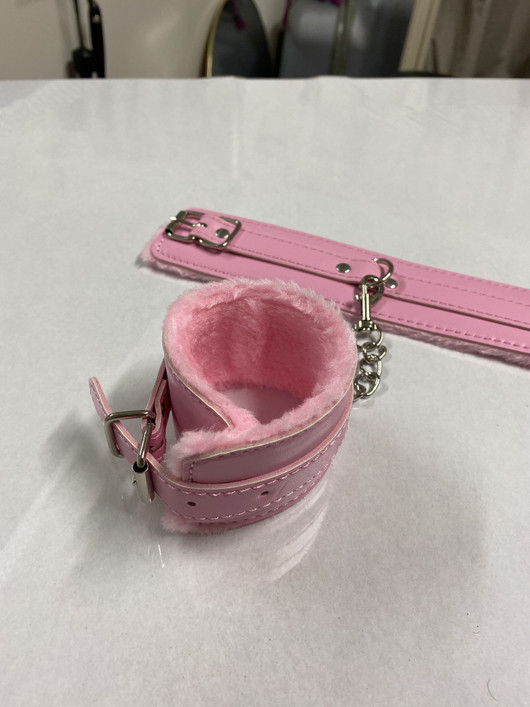 Pinkit pehmustetut käsikahleet fake nahkaa