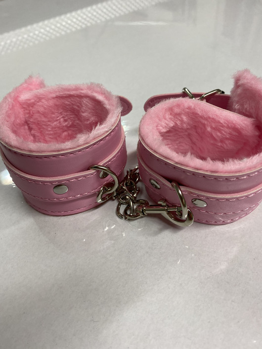 Pinkit pehmustetut käsikahleet fake nahkaa