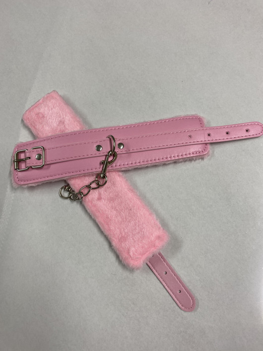 Pinkit pehmustetut käsikahleet fake nahkaa