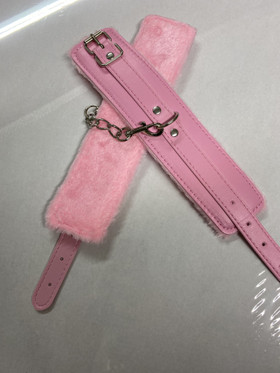 Pinkit pehmustetut käsikahleet fake nahkaa