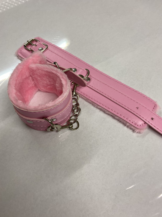 Pinkit pehmustetut käsikahleet fake nahkaa