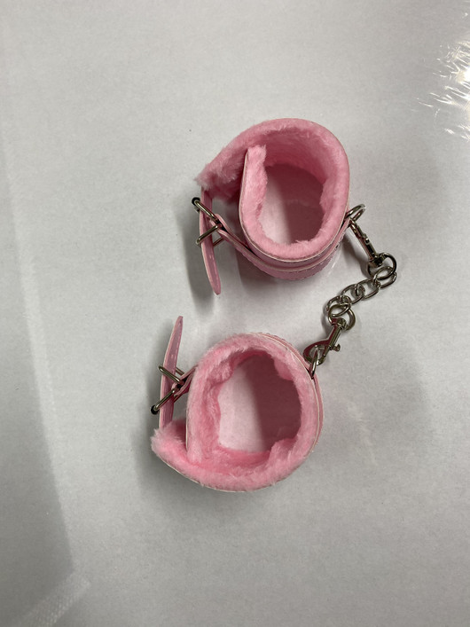 Pinkit pehmustetut käsikahleet fake nahkaa