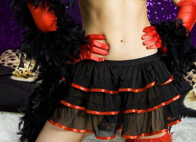 Tyllihame kolme kerrosta mustaa tylliä punainen satiininauha reunus