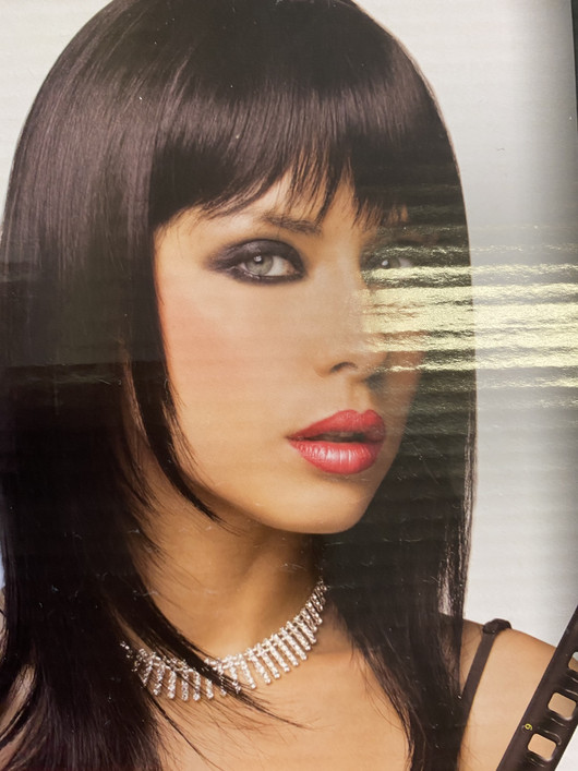 Peruukki - Tumma peruukki kasvoja korostavalla leikkauksella.