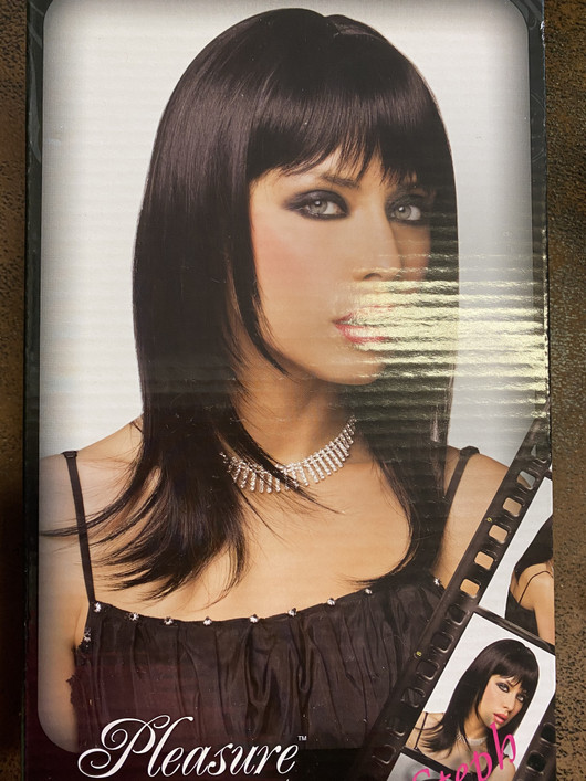 Peruukki - Tumma peruukki kasvoja korostavalla leikkauksella.