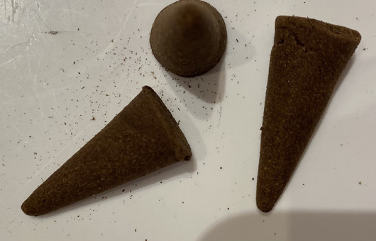 Frankincense & Myrth Incense Cones kartion mallinen suitsuke setti