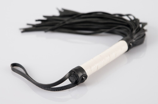 Flogger hapsupiiska valkoisella kahvalla ja mustilla hapsuilla