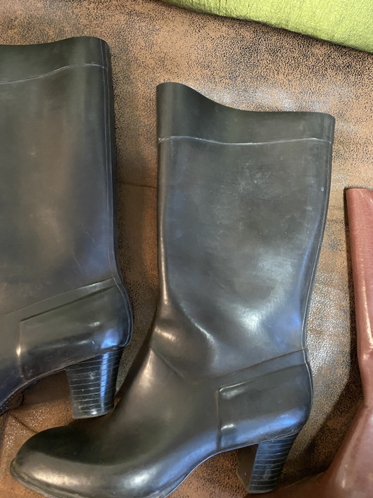 Mustat, Kannalliset kumisaappaat tyylilyylille 