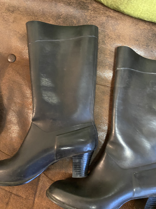 Mustat, Kannalliset kumisaappaat tyylilyylille 