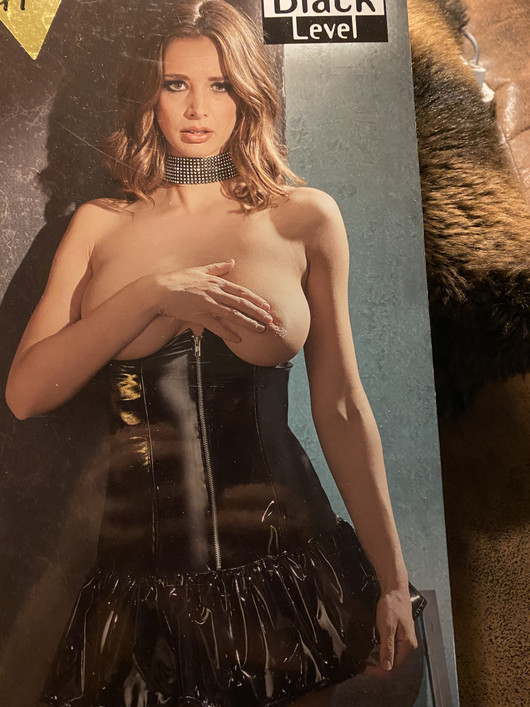   Rinnat paljastava super seksikäs pvc-mekko kiiltävää mustaa.