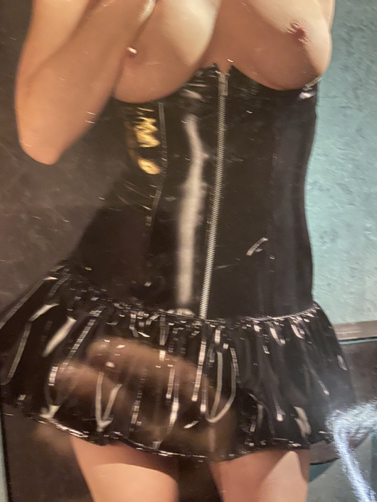   Rinnat paljastava super seksikäs pvc-mekko kiiltävää mustaa.