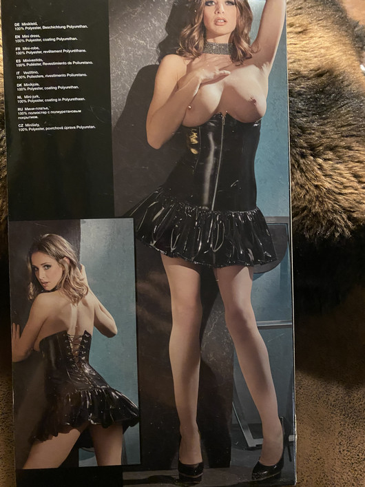   Rinnat paljastava super seksikäs pvc-mekko kiiltävää mustaa.