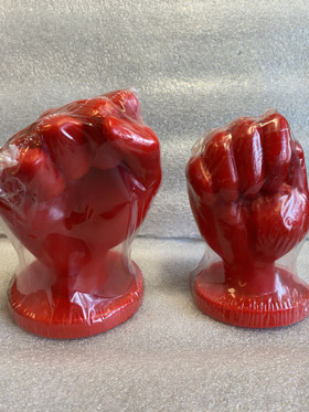 Punainen nyrkki täyttävään nyrkkinaintiin-fistauksen uusi ulottuvuus