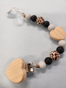 Tuttinauha metalliklipsillä, puusydän, silikonihelmillä