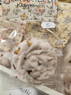 Jalkakylpypommi kukka